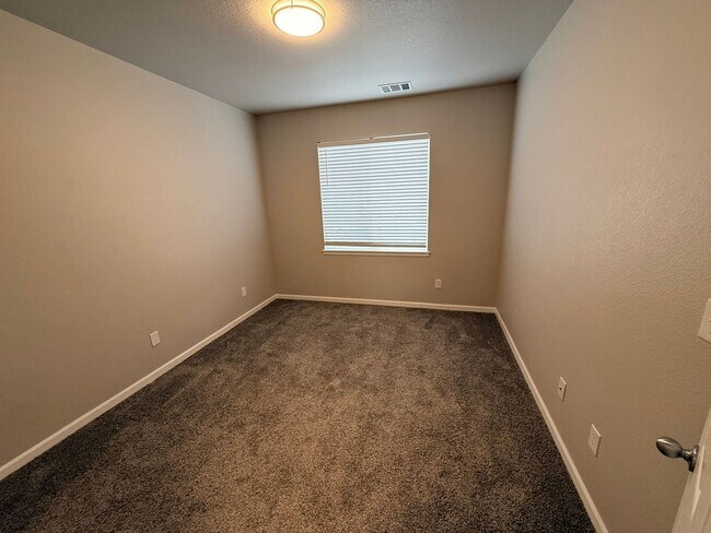Building Photo - Updated 2-Bedroom Ground-Floor Condo in Mountain View Condos with Pool Access