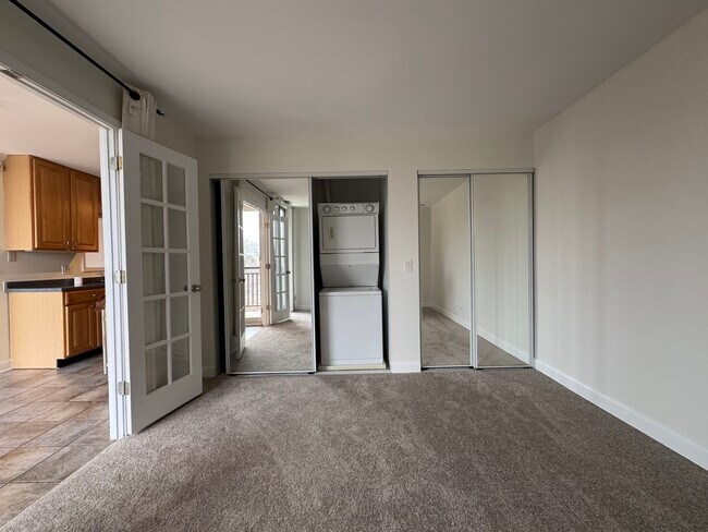 Building Photo - 6020 Oakwood Dr