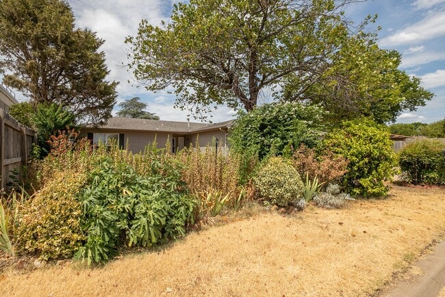 Building Photo - 3 Bed | 2 Bath Duplex in Central Tulsa!
