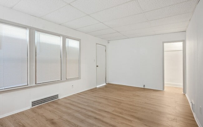 Building Photo - 1554 Larchmont Rd
