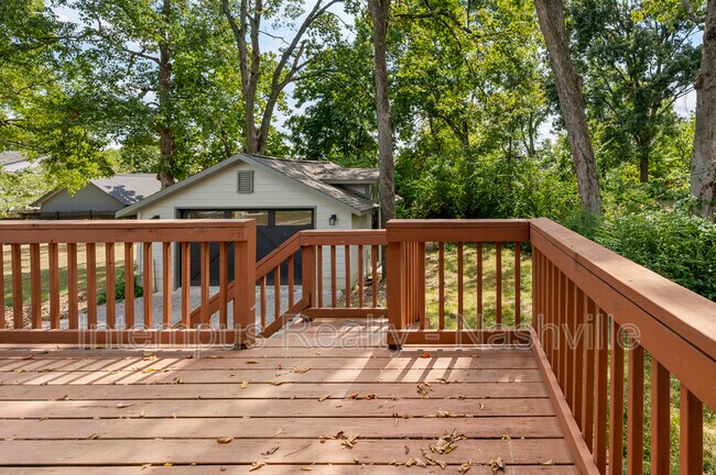Building Photo - 2529 Ashwood Ave