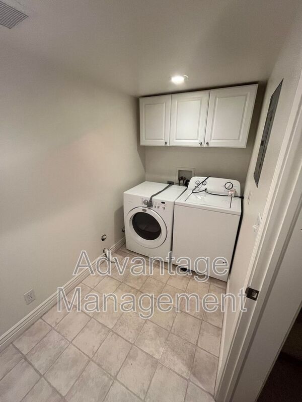 Building Photo - 1947 S Columbia Ln