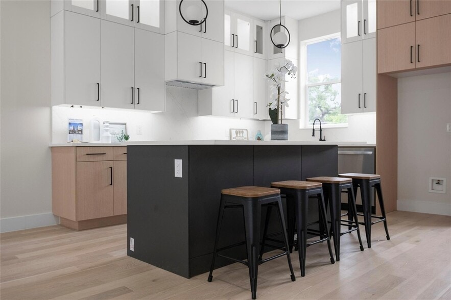 Kitchen - 1512 Seegar