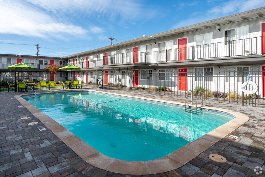 Pool - Royal Gardens Apartments