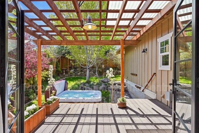 Building Photo - 3532 SW Salmon Ave