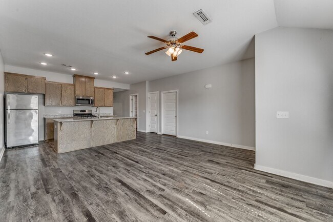 Building Photo - 640 Hidden Springs Dr