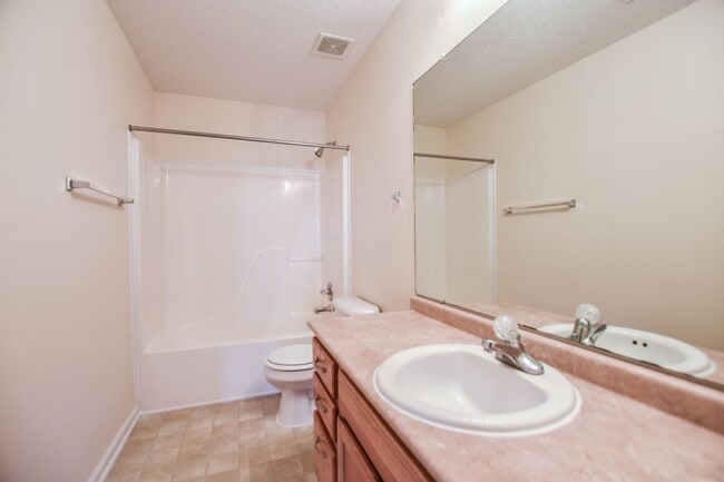 Building Photo - Pet Friendly Three Bedroom!