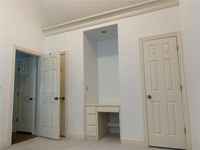 Building Photo - 5604 S 43rd St