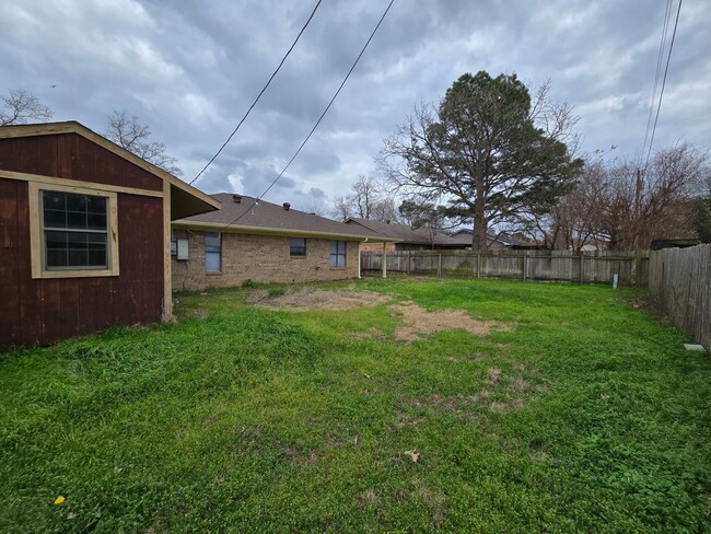 Building Photo - 3 bedroom 2 bathroom Southwood Valley Home