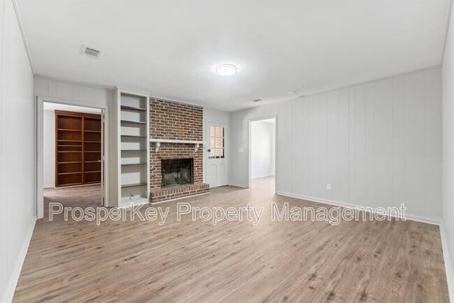 Building Photo - 4924 Roxbury Dr