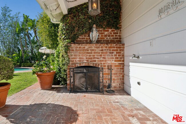 Building Photo - 8050 Mulholland Dr