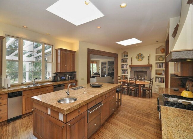 Building Photo - 5 Bed, 4.5 bath estate located in guard gated Hidden Hills Neighborhood