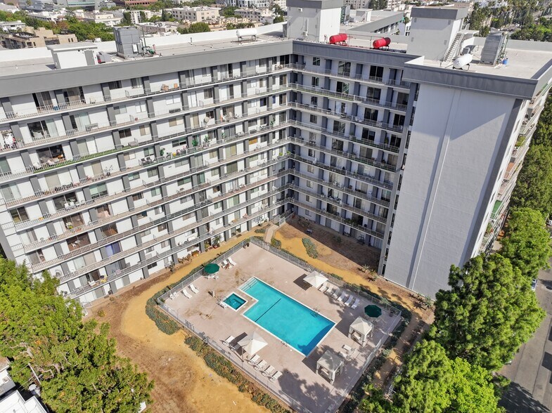 Building Photo - 100 S Doheny Dr