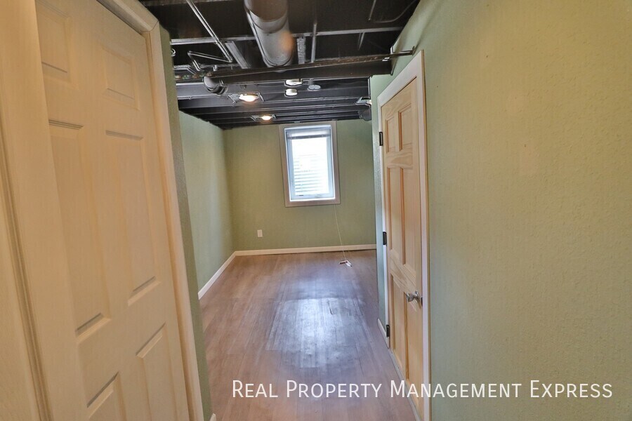 Building Photo - Beautiful 3 bedroom 2 bathroom home near d...