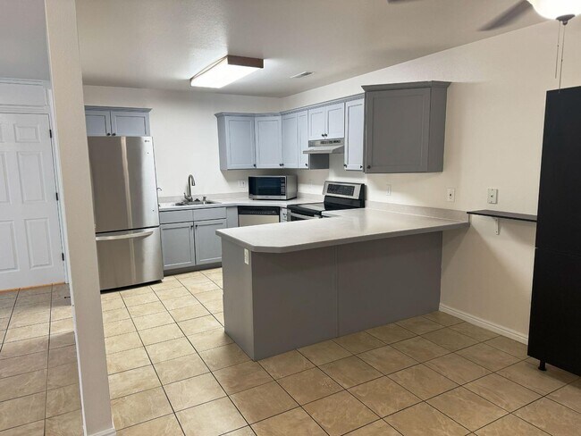 Building Photo - 975 S 250 W St