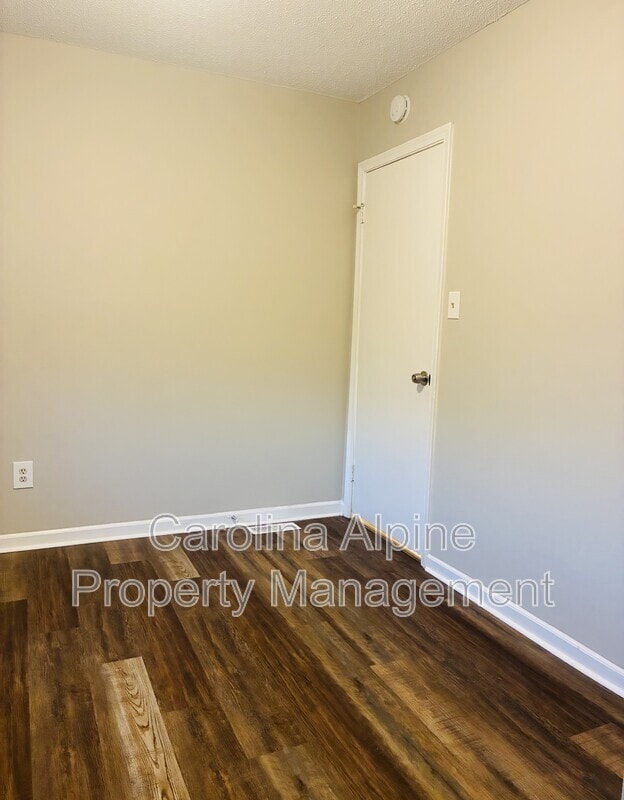 Building Photo - 601 Dundeen Dr