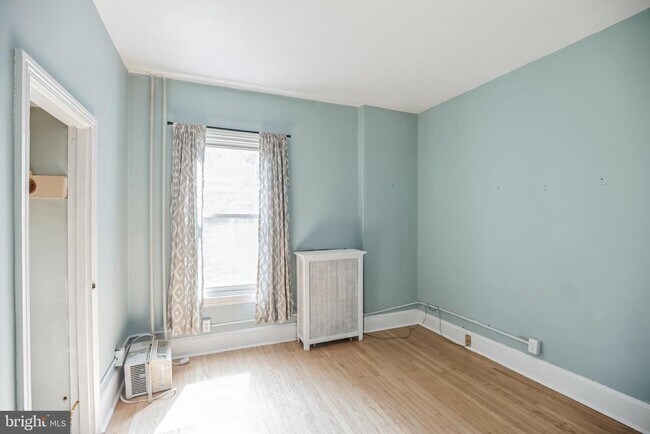 Building Photo - 117 Rochelle Ave