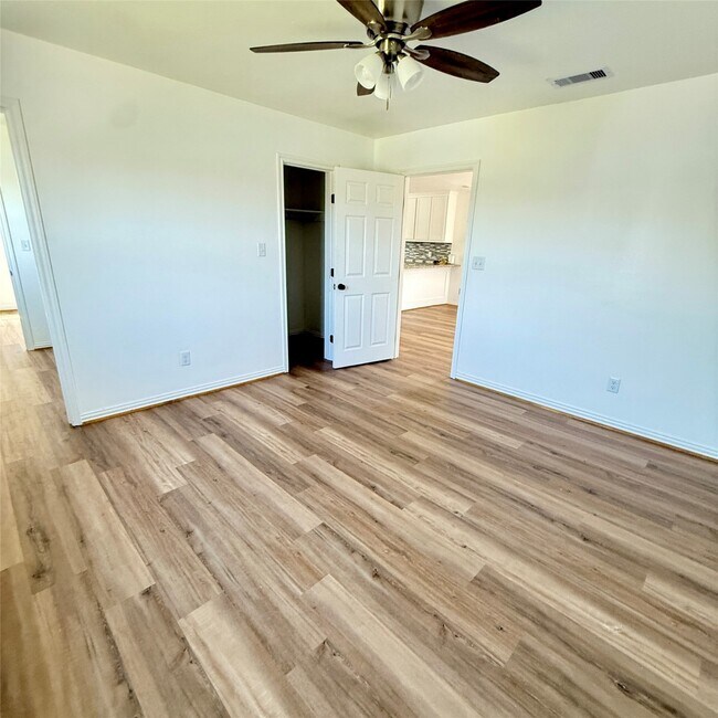 Building Photo - 143 Bastrop Bayou Dr