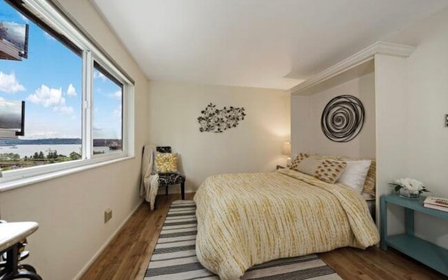 Building Photo - Boutique Condo with Stunning Views of Elliot Bay!