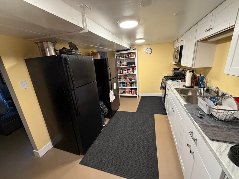 Building Photo - 565 W Midway Blvd