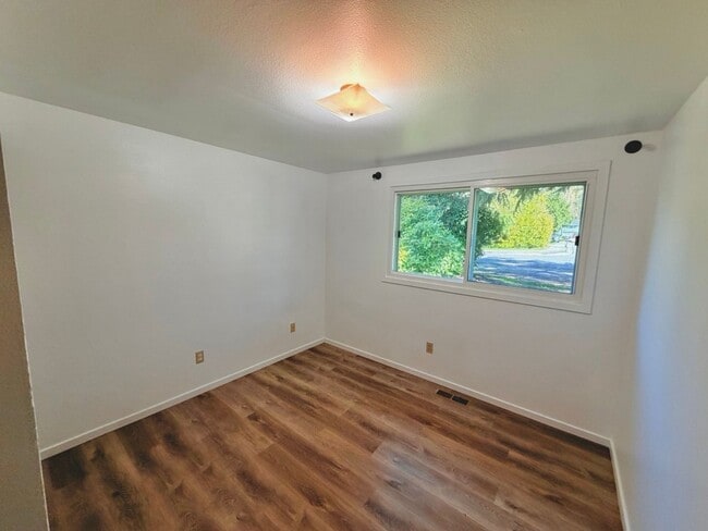 Building Photo - Charming 4BR Home with Huge Yard - W/D and Garage