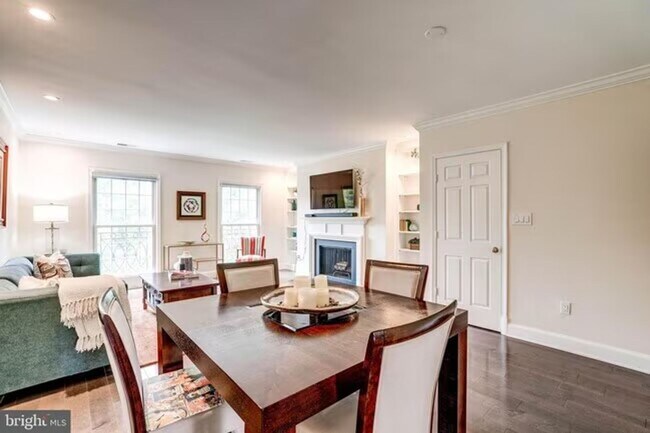 Building Photo - Sun-Drenched 2BR/2.5 BA Townhouse Condo in Gated Sutton Place