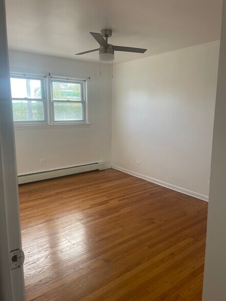 Room 2 - 6028 S Archer Rd