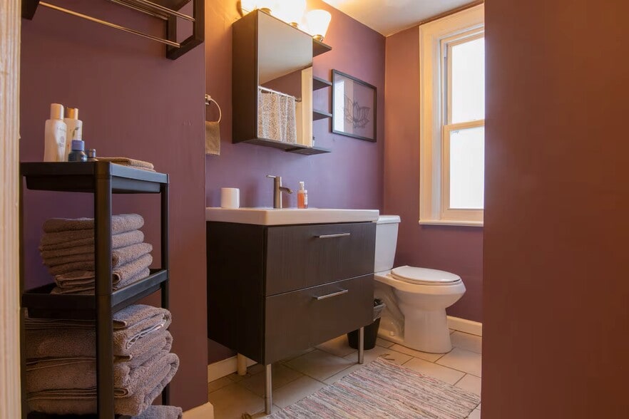 Fully stacked bathroom - shampoo, hair conditioner, shower gel - 203 W Tupper St