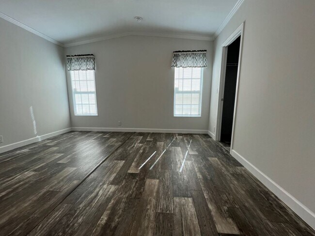 Building Photo - 328 Eland Dr