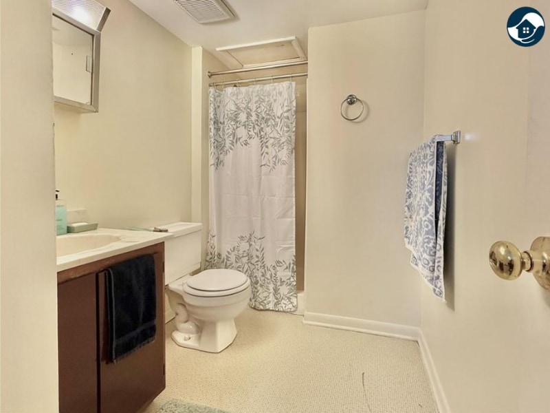 Building Photo - 229 E King St