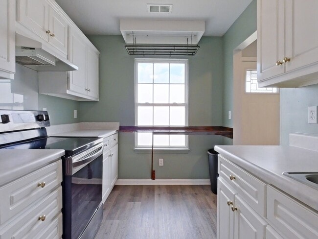 Building Photo - Updated 2 bed-2 bath townhome available NOW