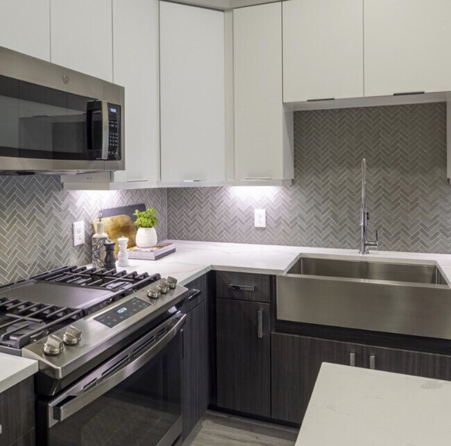 Building Photo - 401 W 25th St