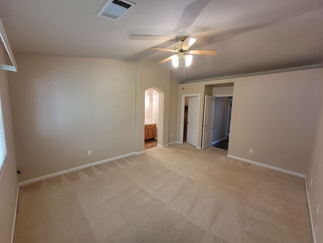 Building Photo - 3 Bedroom 2 Bathroom in NE Visalia!