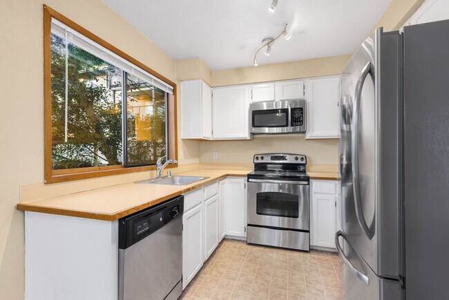 Building Photo - 2 Bedroom 2 Bathroom Condo Near Downtown Kirkland