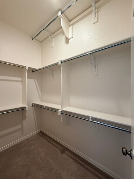 Master closet 1 - 4729 Spinner St