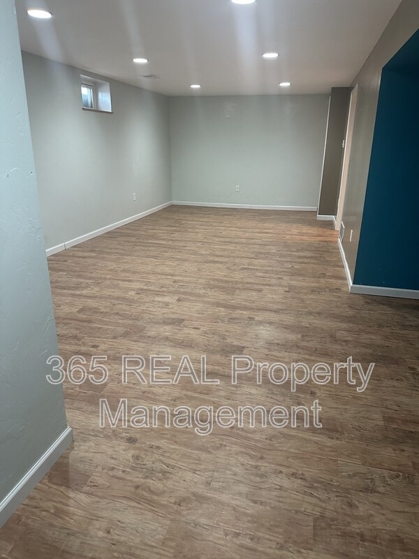 Building Photo - 301 Olive Ln