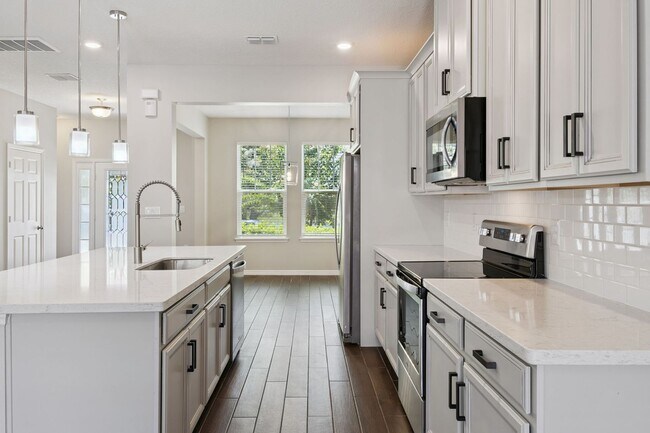 Building Photo - 3/2.5/2 Townhome in SummerLake