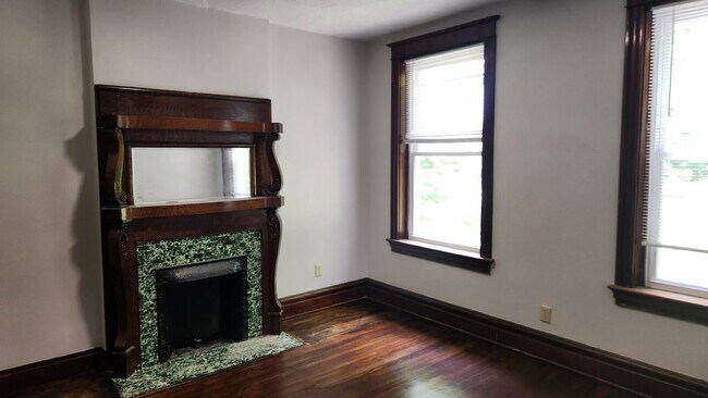Building Photo - "Spacious 5-Bedroom Gem with 2 Full Baths in St. Louis – Your Ideal Family Home Awaits!"