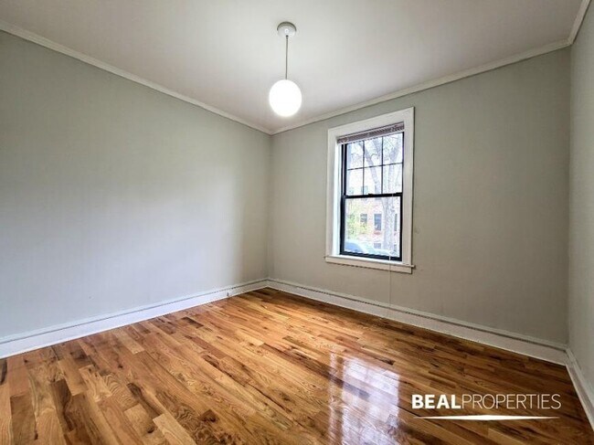 Building Photo - 2 bedroom in CHICAGO IL 60613