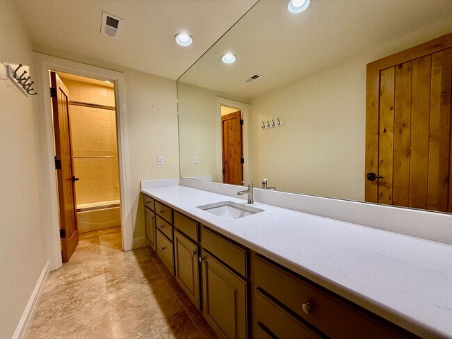 Building Photo - Gorgeous 4 Bedroom Townhome located in Gated Broadmoor Community