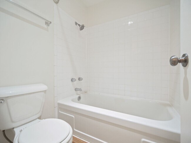 Building Photo - ONE BEDROOM IN DESIRABLE MILLWOOD NEIGHBOR...