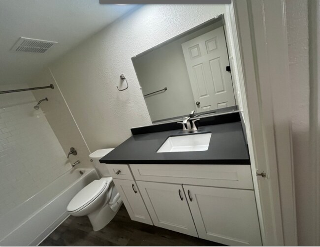 Building Photo - 1750 Karen Ave