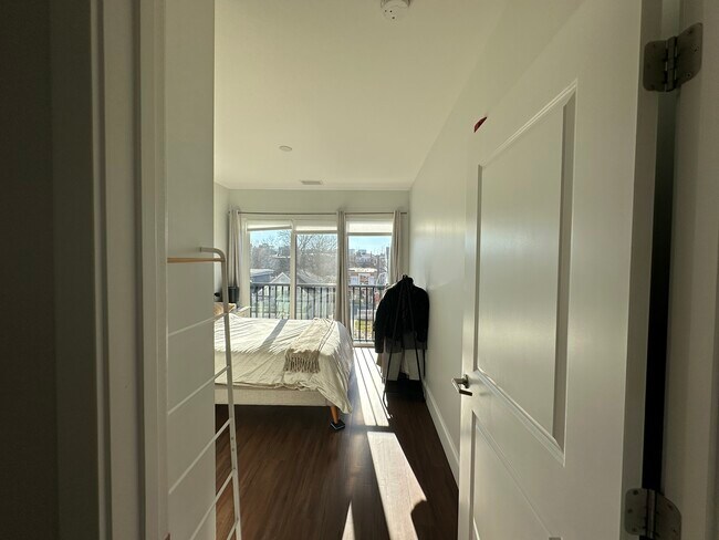 Building Photo - 205 Maverick St