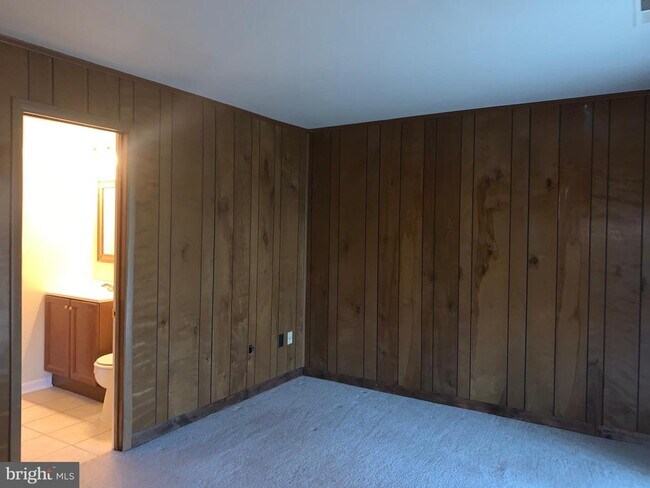 Building Photo - 1658 Colonial Way