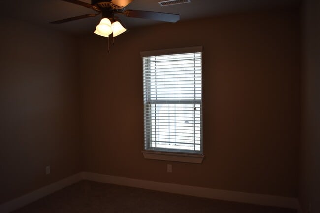 Building Photo - Upscale 4 Bedroom 3.5 Bathroom In The Heart of Fayetteville!!