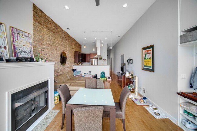 Building Photo - 1552 W Fullerton Ave