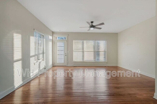 Building Photo - 123 Berry St