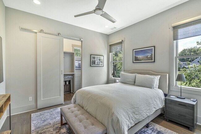 Building Photo - Awesome fully furnished 1BE/1BA in the Wav...