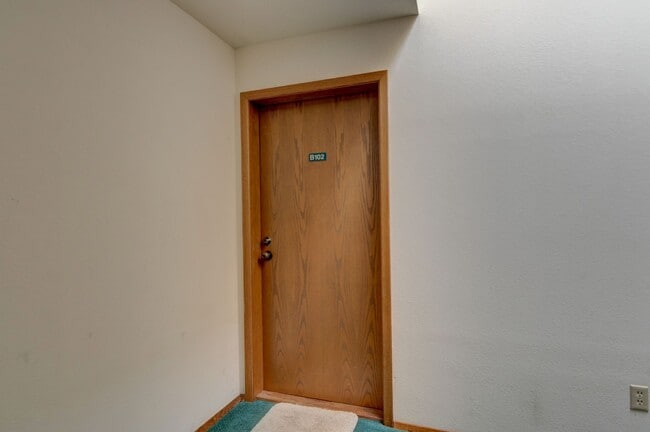 Building Photo - Waterfront Condo with 2 car garage