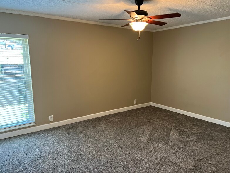 Building Photo - 455 Canberra Dr